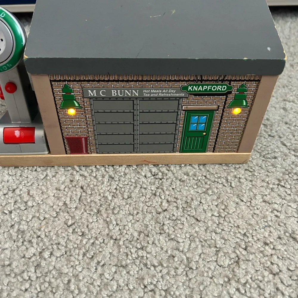 2007 Thomas the Train Knapford Station with Microphone and Light up Sounds - Picture 2 of 12